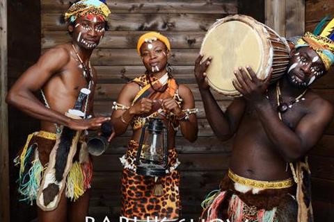 Африканские Барабанщики и группа Афро Бенс "BabukShow" представляют образцы африканской культуры, ювелирные украшения, ритуальные маски, традиционные одежды
